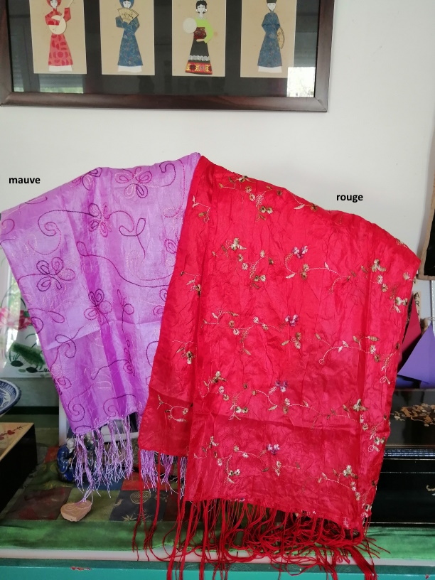 Foulards brods en soie d' Hanoi - couleurs mauve et rouge